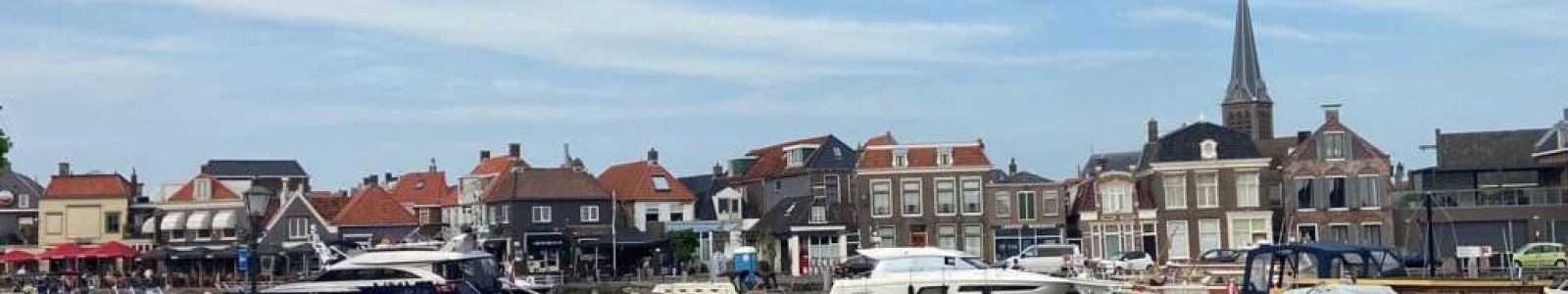 Belebte Hafenansicht in Lemmer