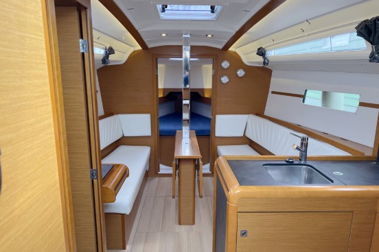 images/yachtbilder/jeanneau/Sun%20Odyssey%20349.2/klein-sun-odyssey-349-2-innenaufnahme-01.jpg