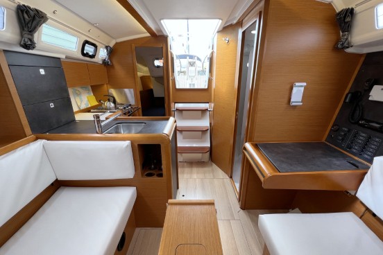 images/yachtbilder/jeanneau/Sun%20Odyssey%20349.2/klein-sun-odyssey-349-2-innenaufnahme-02.jpg