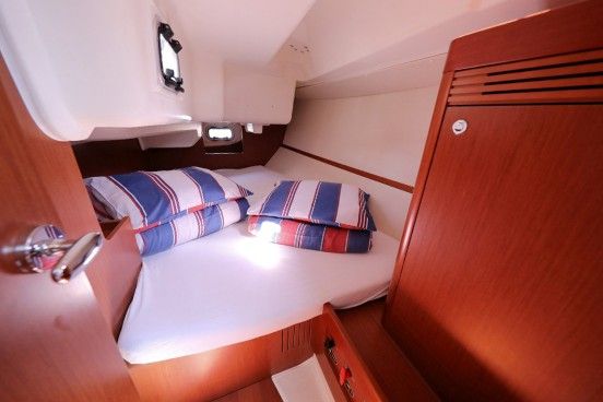 images/yachtbilder/beneteau/Oceanis 34.2/klein-oceanis-34-2-innenaufnahme-04.jpg