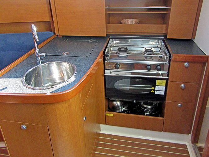 Hanse 325 Pantry